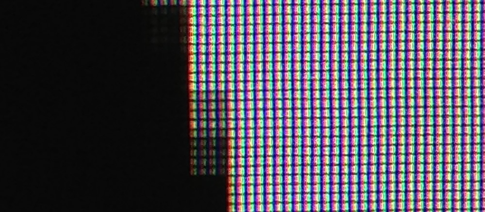 Pixel di uno schermo ravvicinato. Ogni pixel ha componenti rossi, verdi e blu