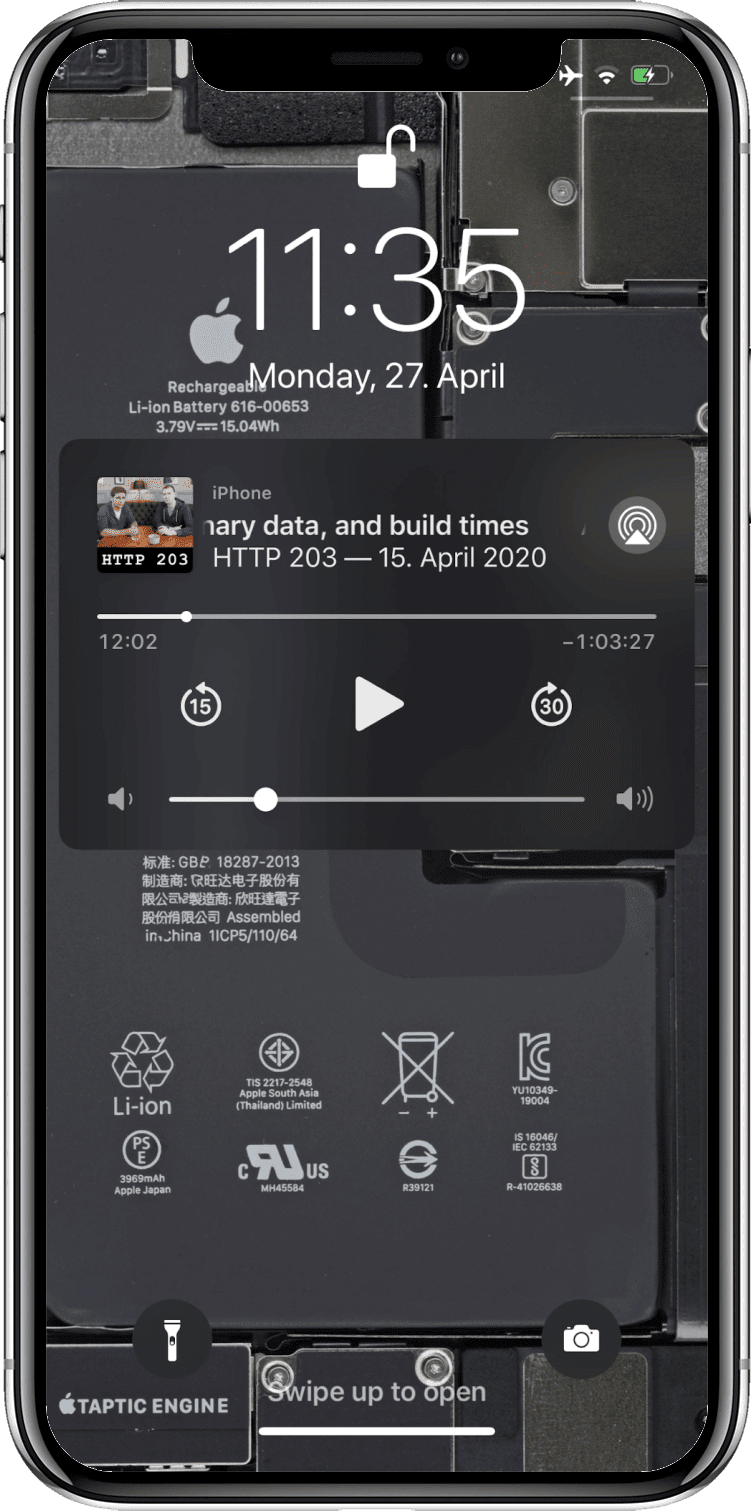 Widget de reprodução de mídia do iOS na tela de bloqueio mostrando um episódio de podcast com metadados avançados.