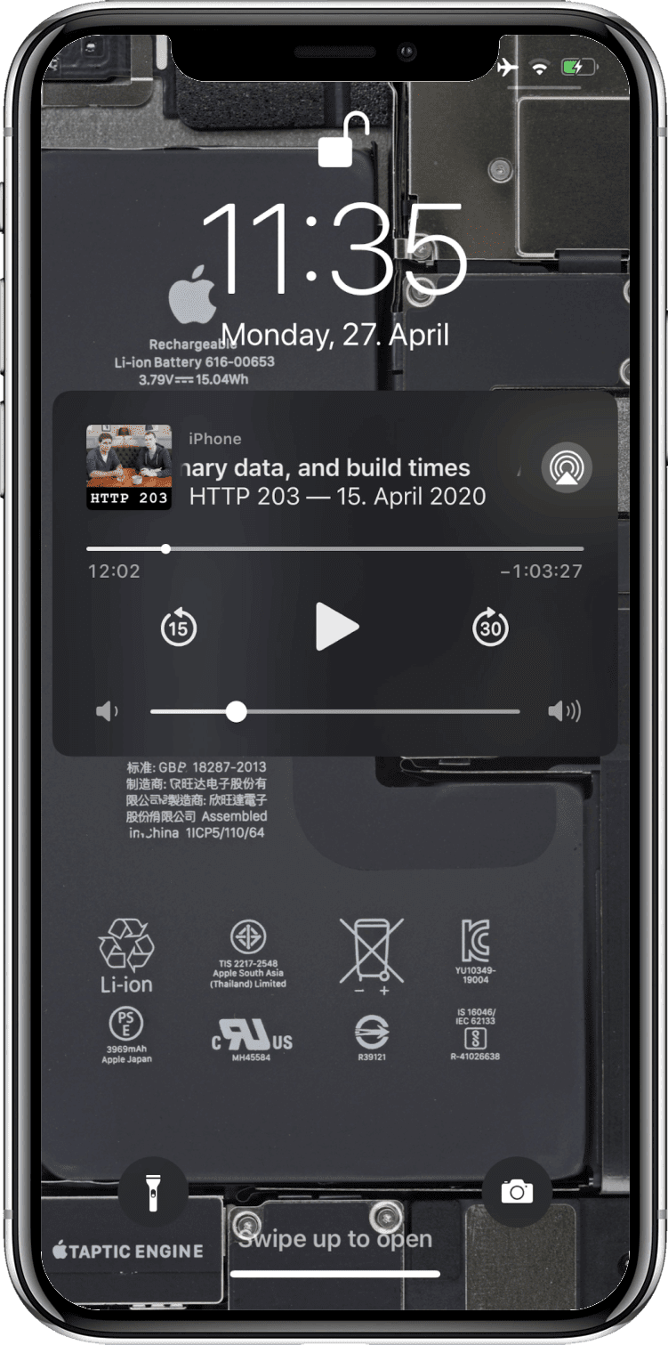 iOS-Widget für die Medienwiedergabe auf dem Sperrbildschirm, das eine Podcastfolge mit umfangreichen Metadaten anzeigt.