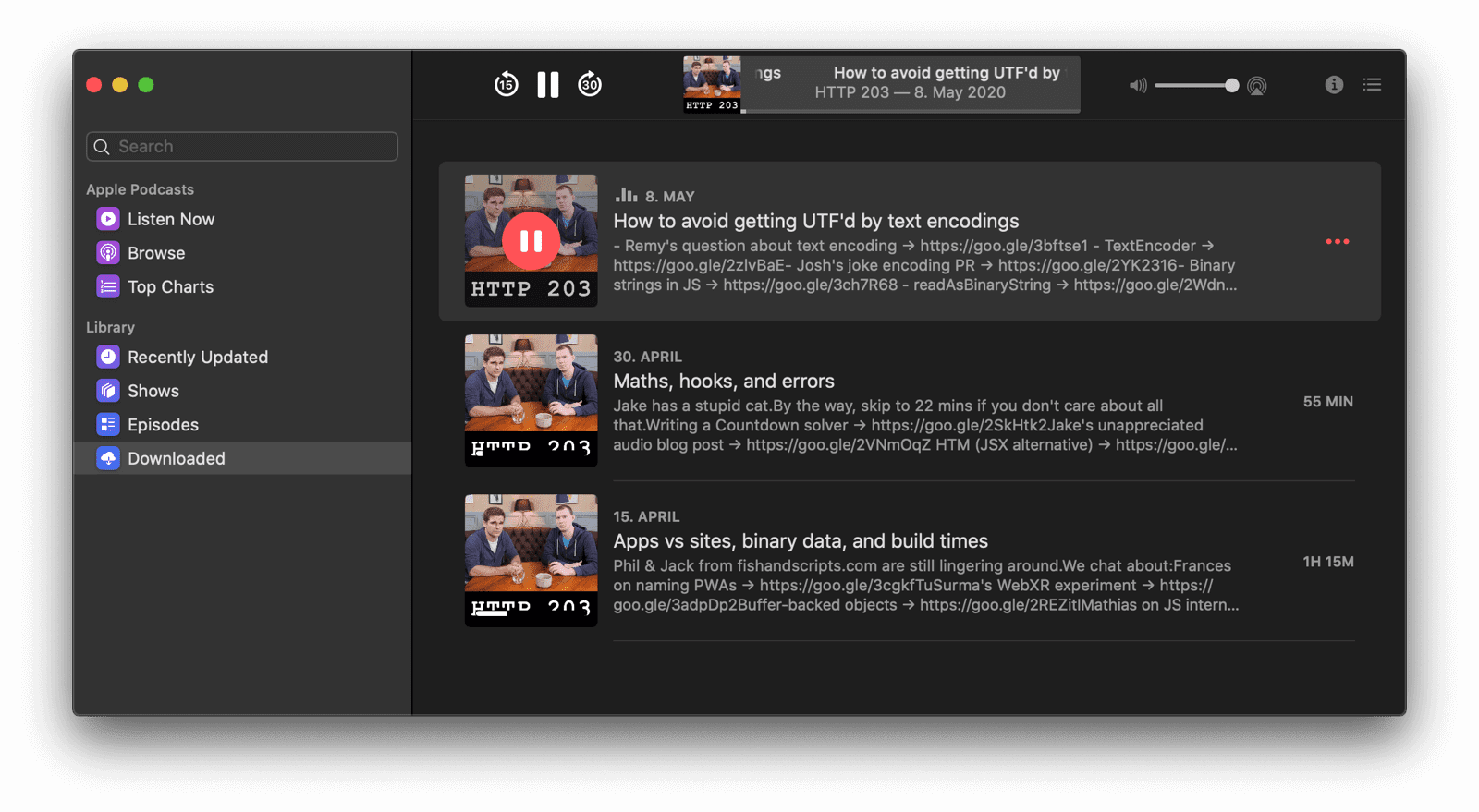 App de Podcasts con un episodio descargado de un podcast en reproducción.