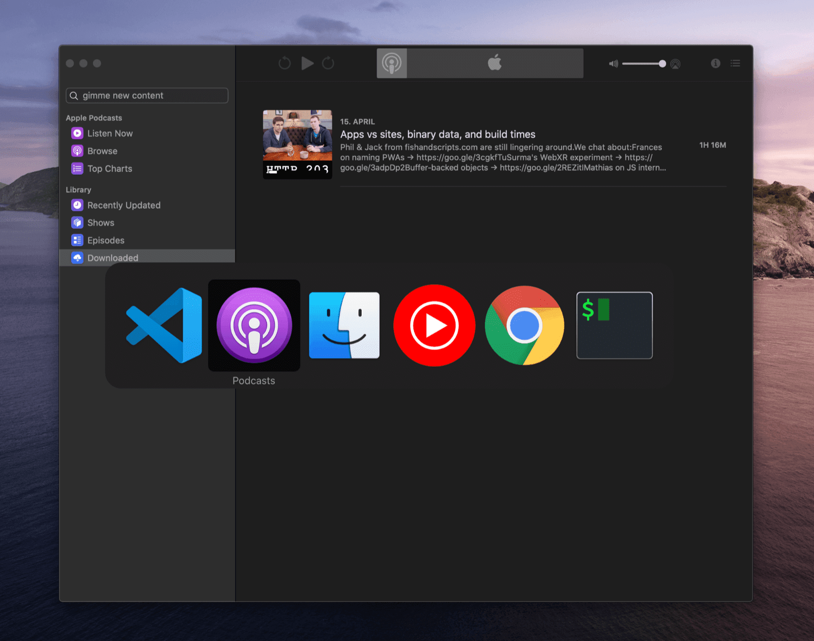 O seletor de tarefas do macOS com vários ícones de apps para você escolher, um deles é o app Podcasts.