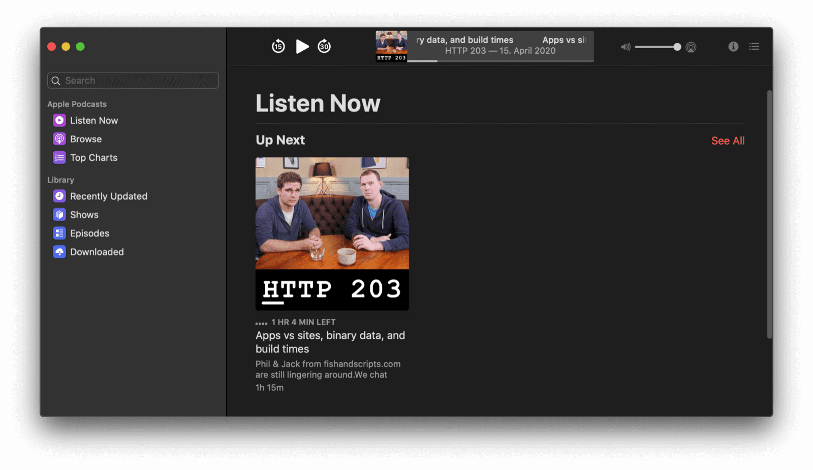 Podcast'ler uygulaması koyu modda.