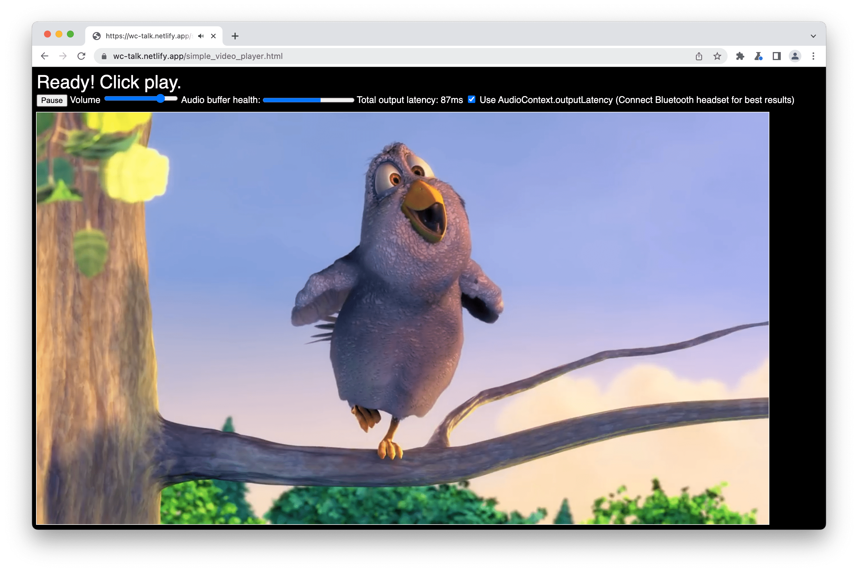 Captura de pantalla de la demostración, que es de un video incorporado con controles de audio para el volumen, el estado del búfer de audio, la latencia de salida total y una casilla de verificación para usar AudioContext.outputLatency.