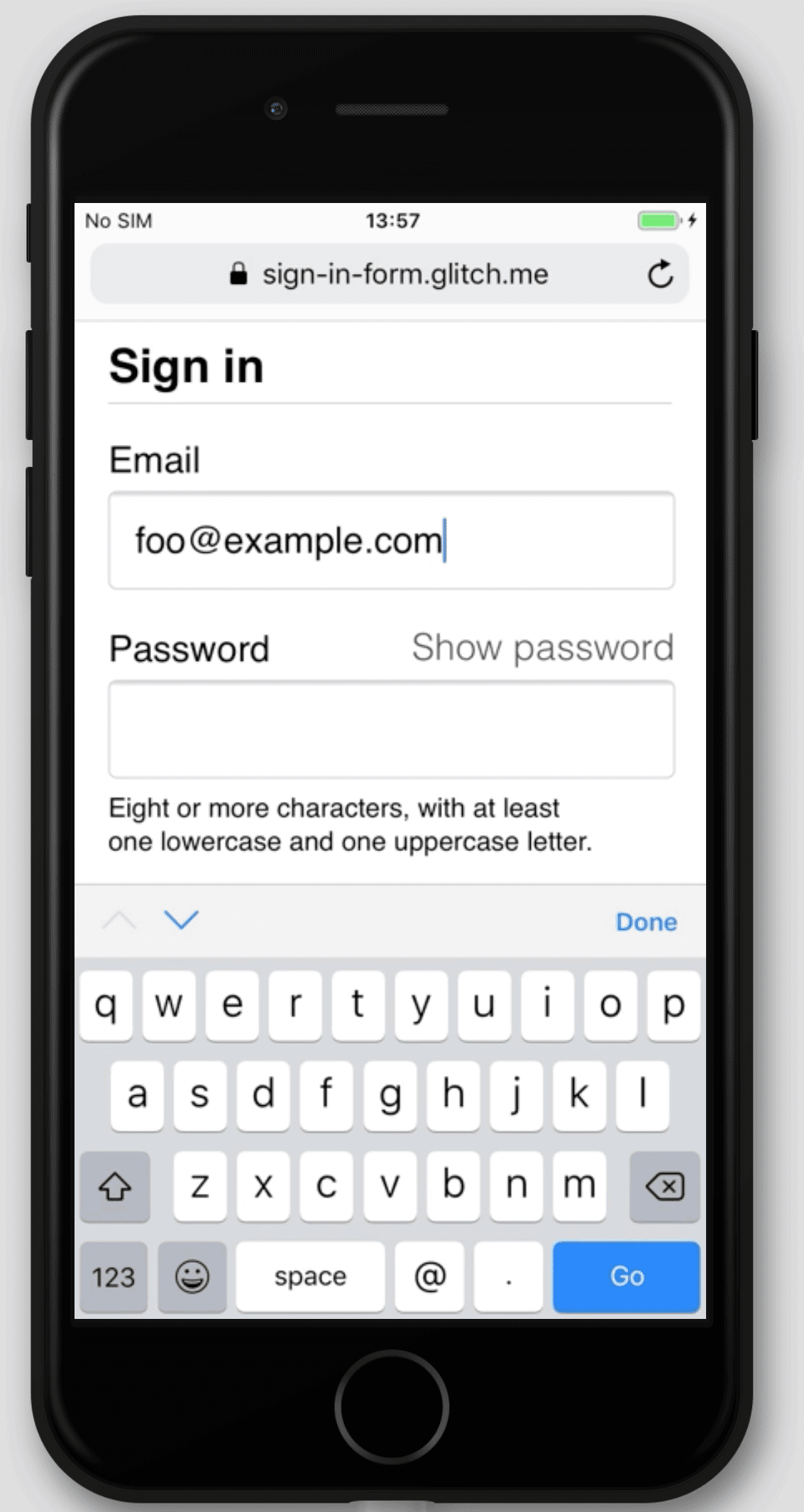 Domyślna klawiatura do poczty e-mail na iOS.