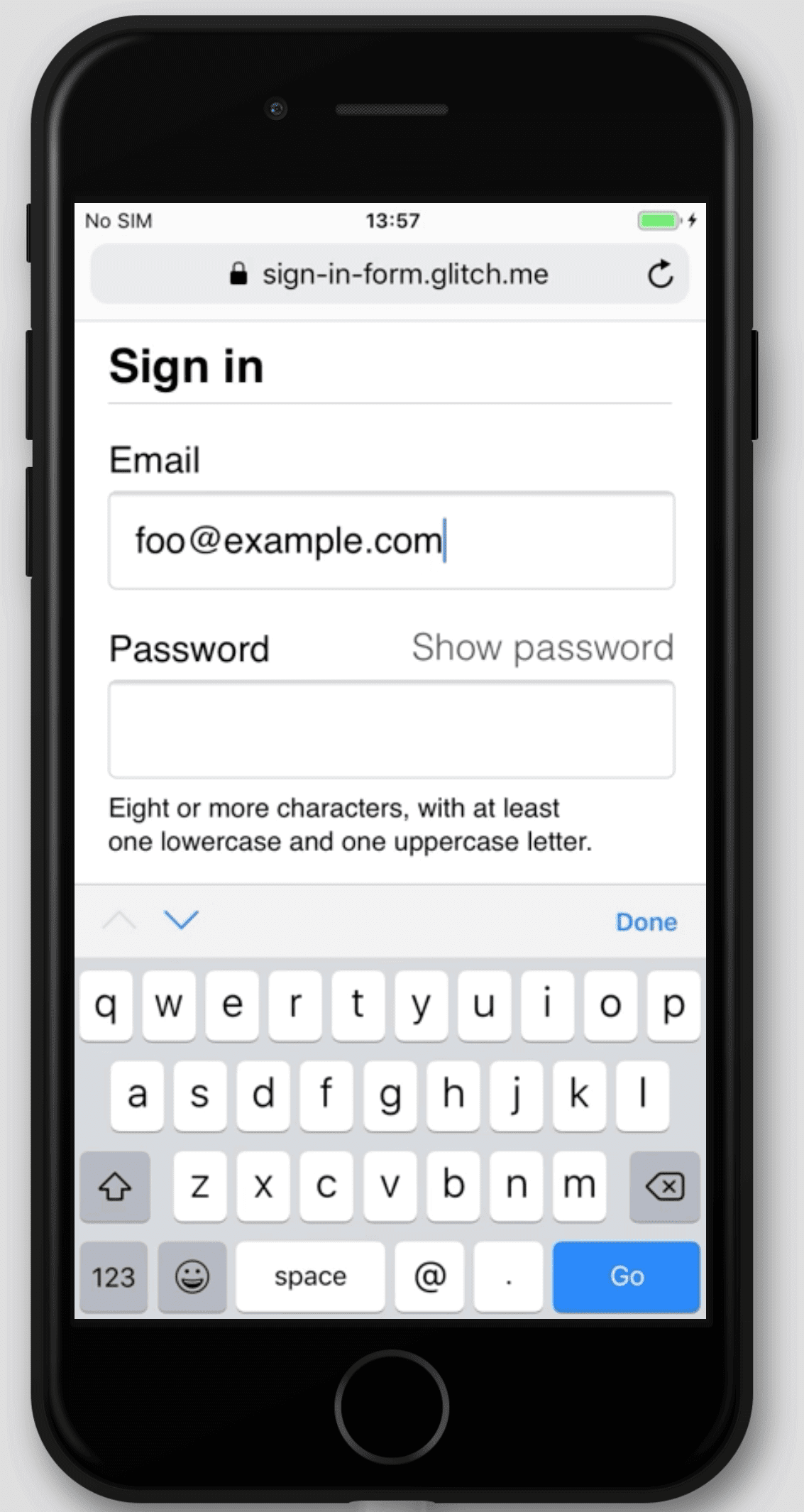 מקלדת האימייל שמוגדרת כברירת מחדל ב-iOS.