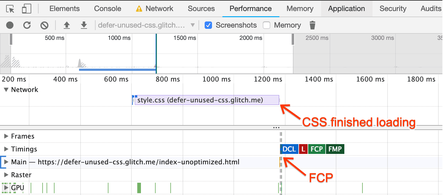 Trace de performances des outils de développement pour une page non optimisée, montrant le FCP commençant après le chargement du CSS.