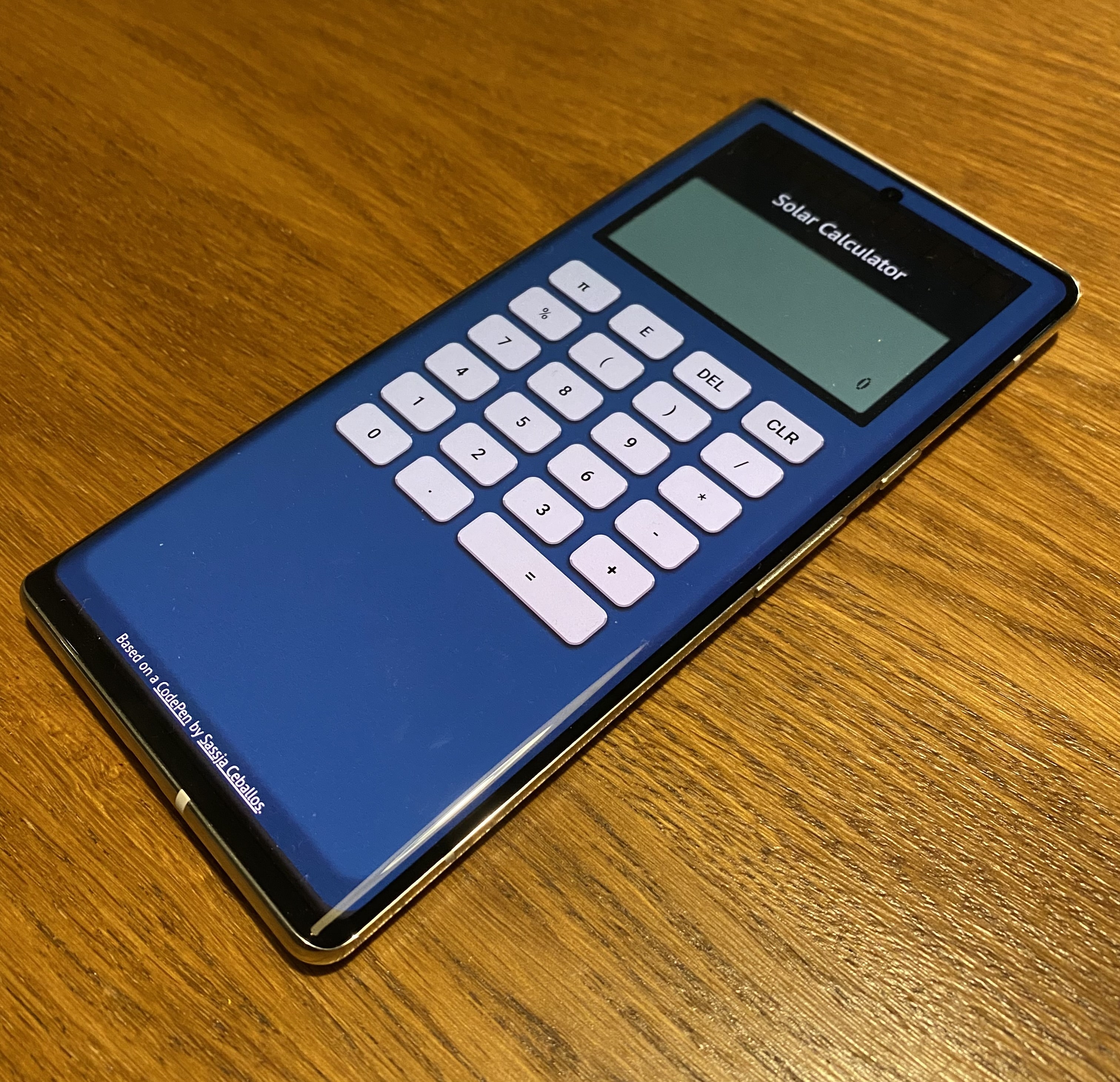 Kalkulator projektanta aktywny na pełnym ekranie na telefonie Pixel 6 Pro.