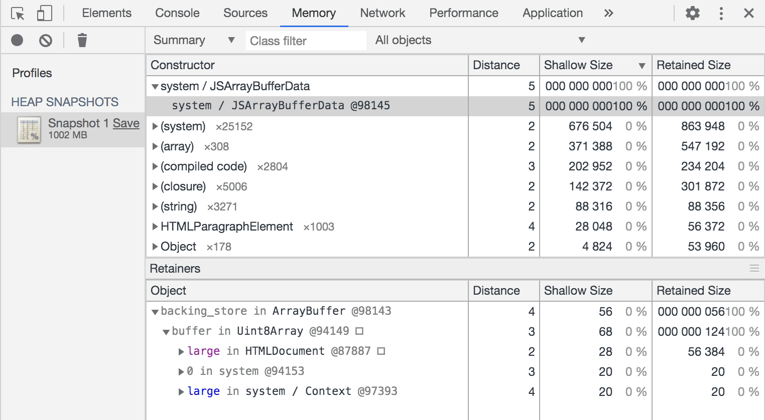 Captura de pantalla de una instantánea de montón en las Herramientas para desarrolladores de Chrome que muestra las referencias que retienen un objeto grande.