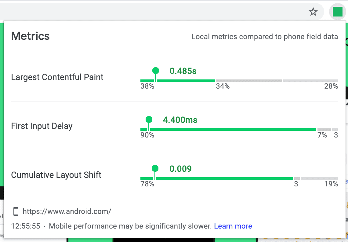 Screenshot dell&#39;estensione Web Vitals che mostra le metriche locali rispetto ai dati del campo del telefono.