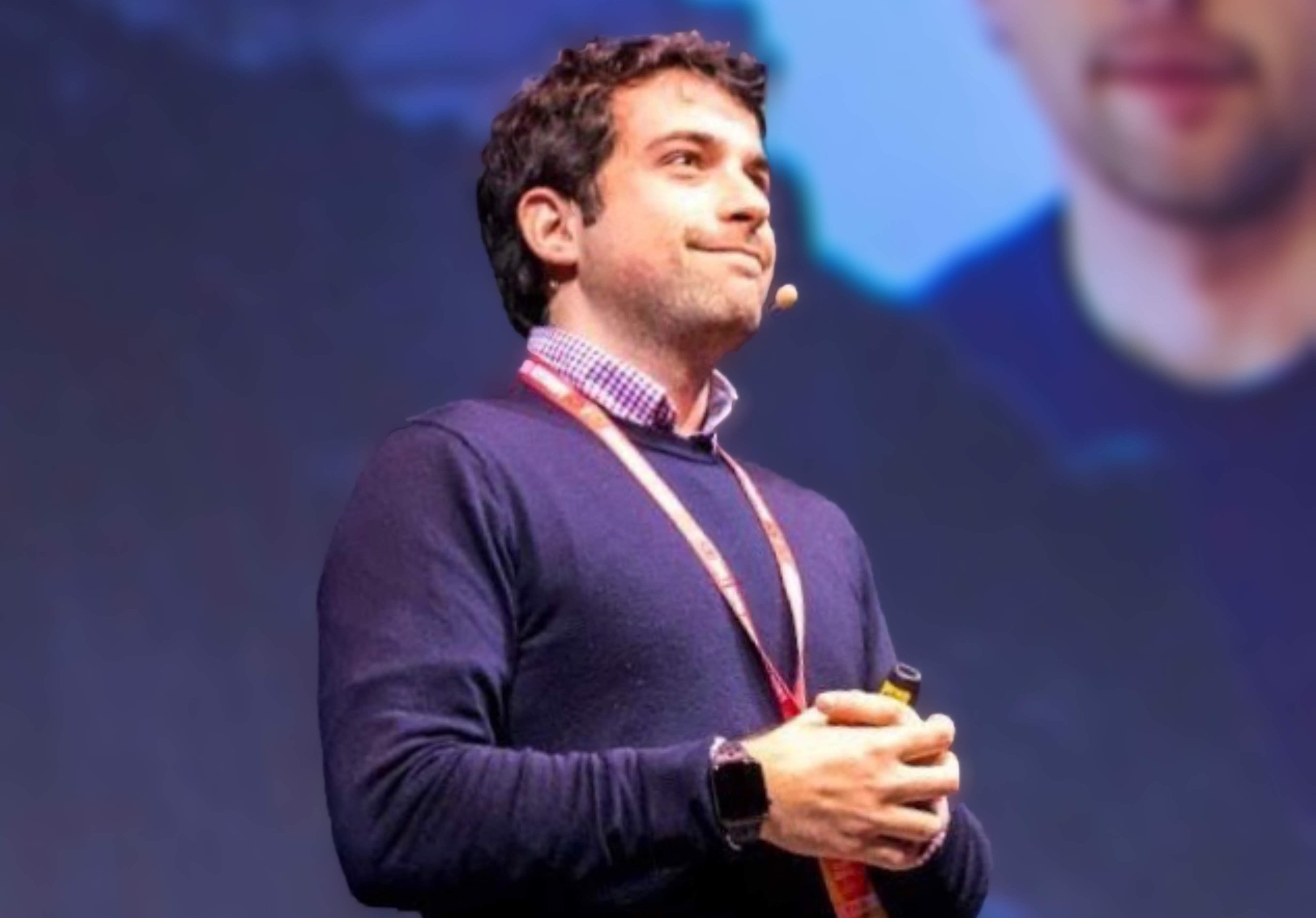 ヘッドセット マイクを装着したステージ上の Enrique。