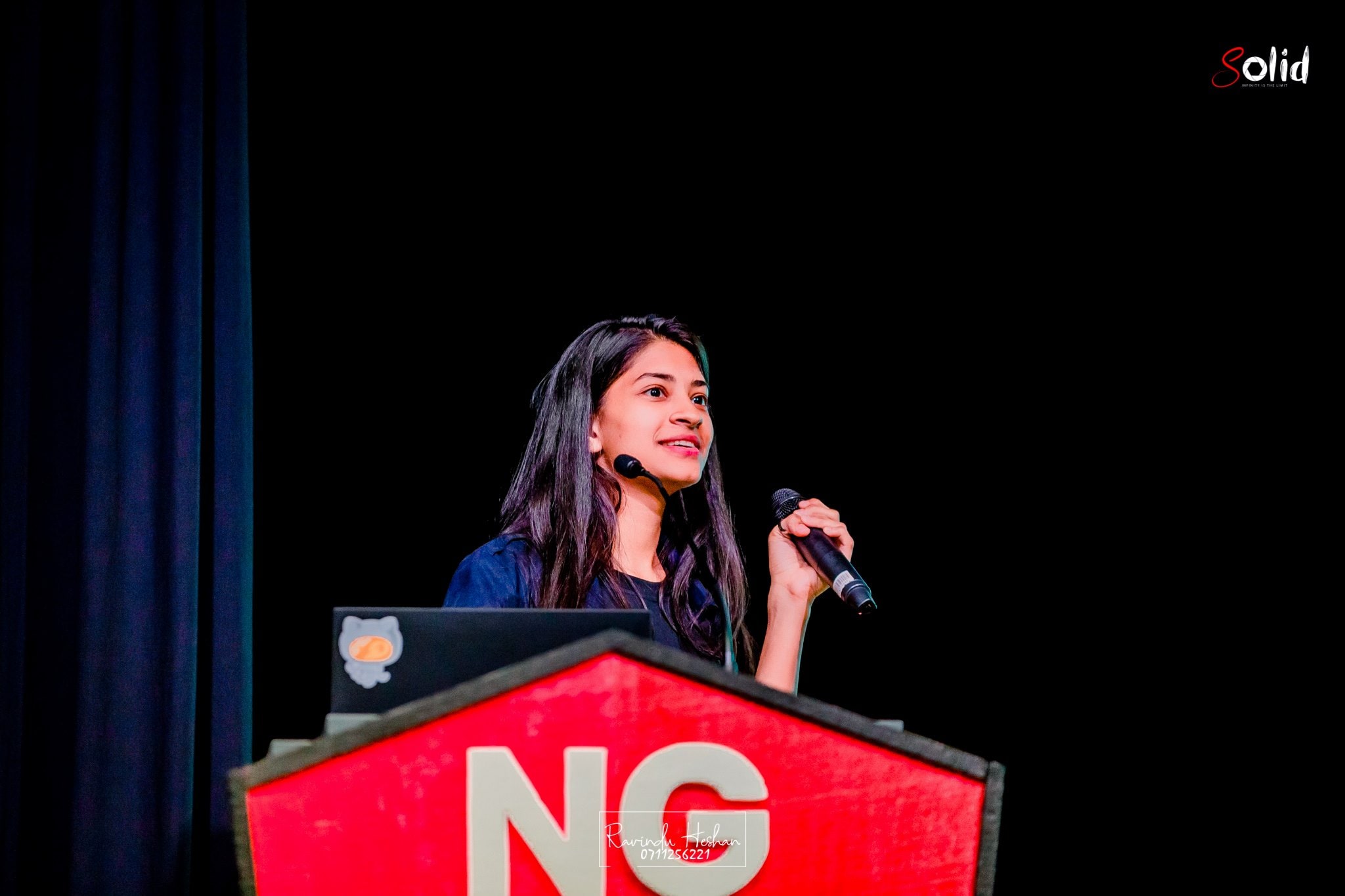 Nishu en el escenario.