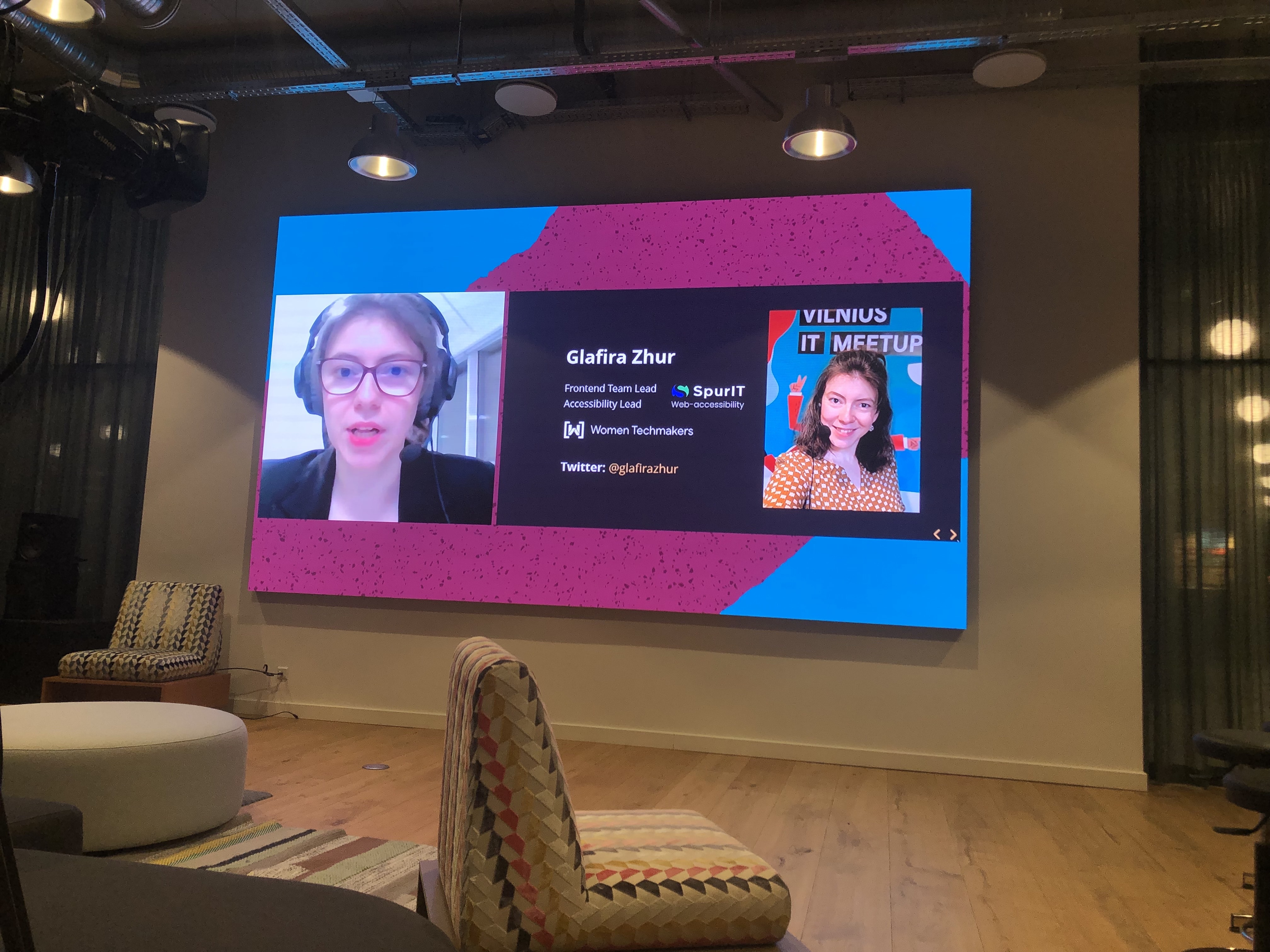 Um palestrante apresentando remotamente com um fone de ouvido.