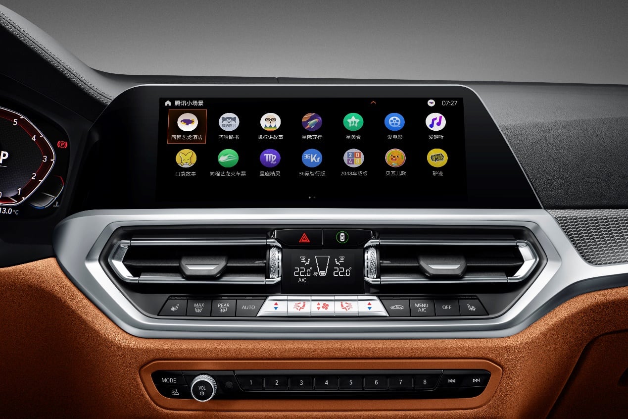 Cruscotto di un&#39;auto Tencent che mostra due righe di mini icone di app.