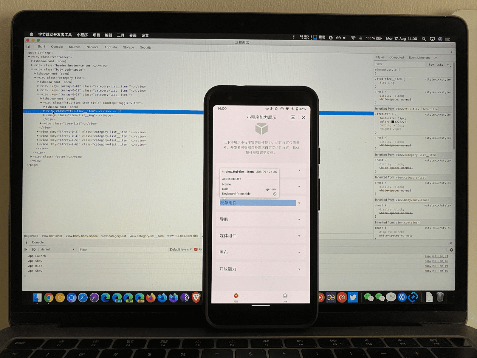 Un téléphone mobile exécutant une mini-application dont certaines parties de l&#39;interface utilisateur sont mises en évidence par le débogueur ByteDance DevTools s&#39;exécutant sur un ordinateur portable en train d&#39;inspecter l&#39;interface.