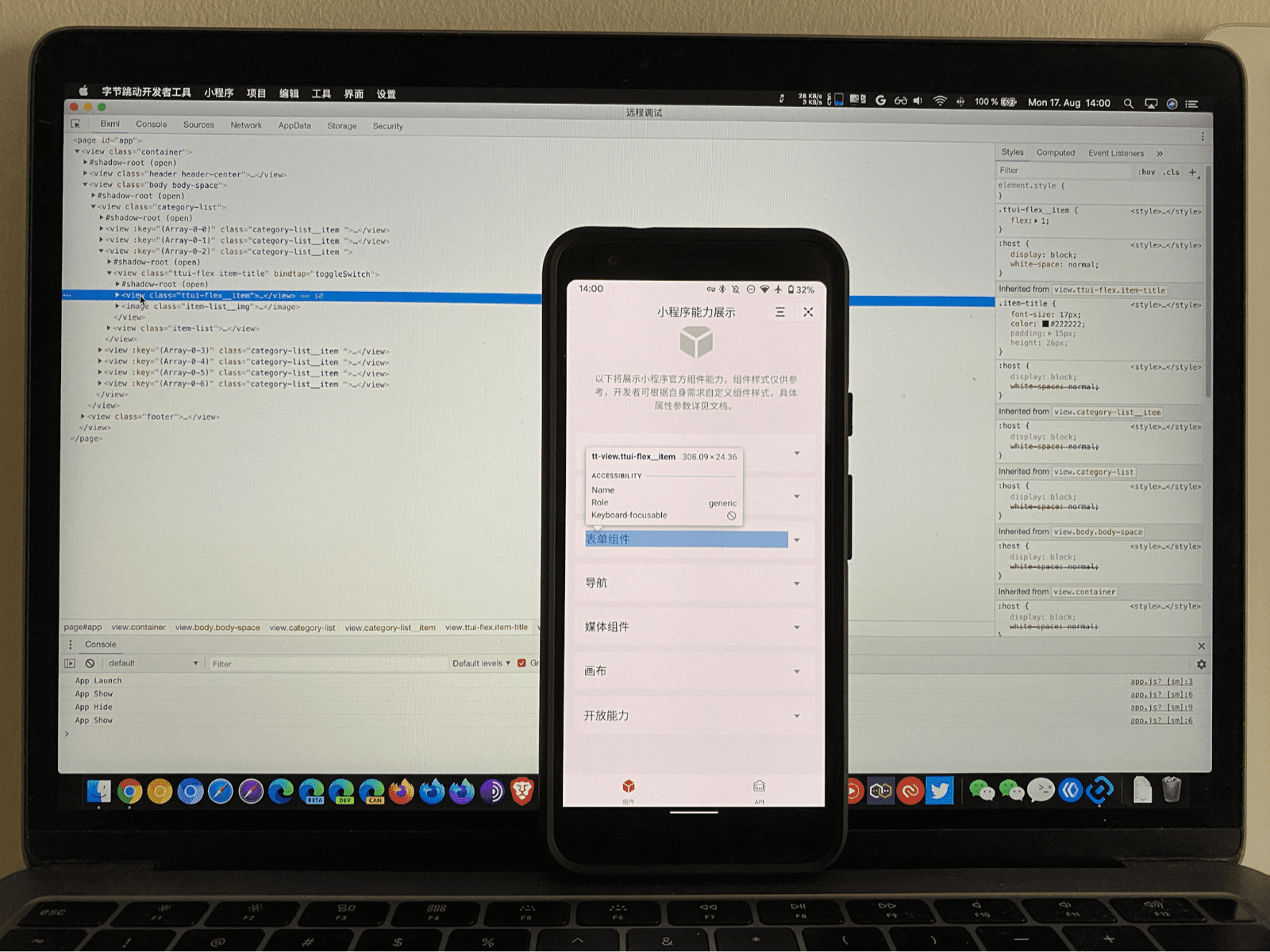 Un teléfono celular que ejecuta una miniapp con partes de la IU destacadas por el depurador de DevTools de ByteDance que se ejecuta en una laptop que la inspecciona.