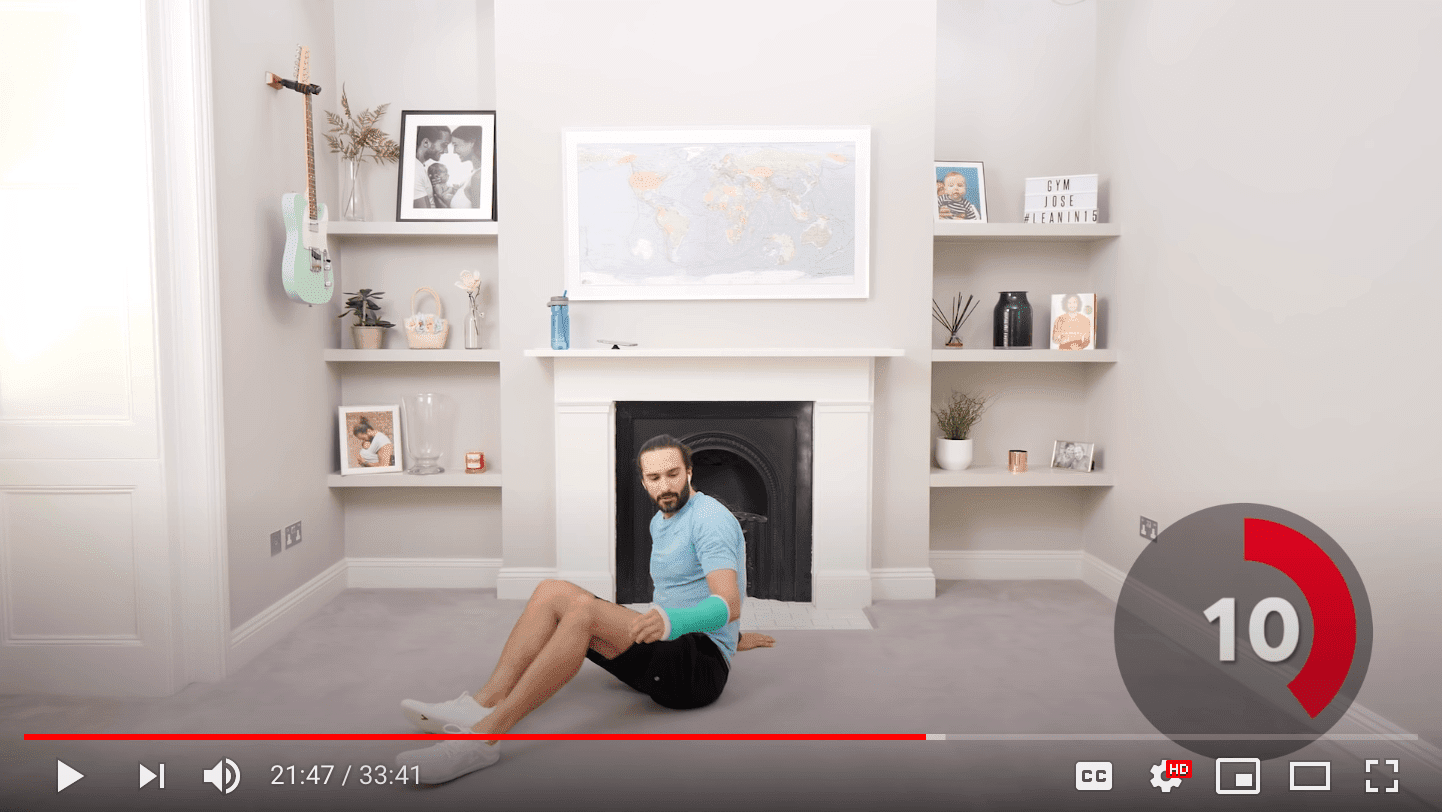 Kırmızı düşük yoğunluklu zamanlayıcıyla HIIT antrenmanı online oturumu.