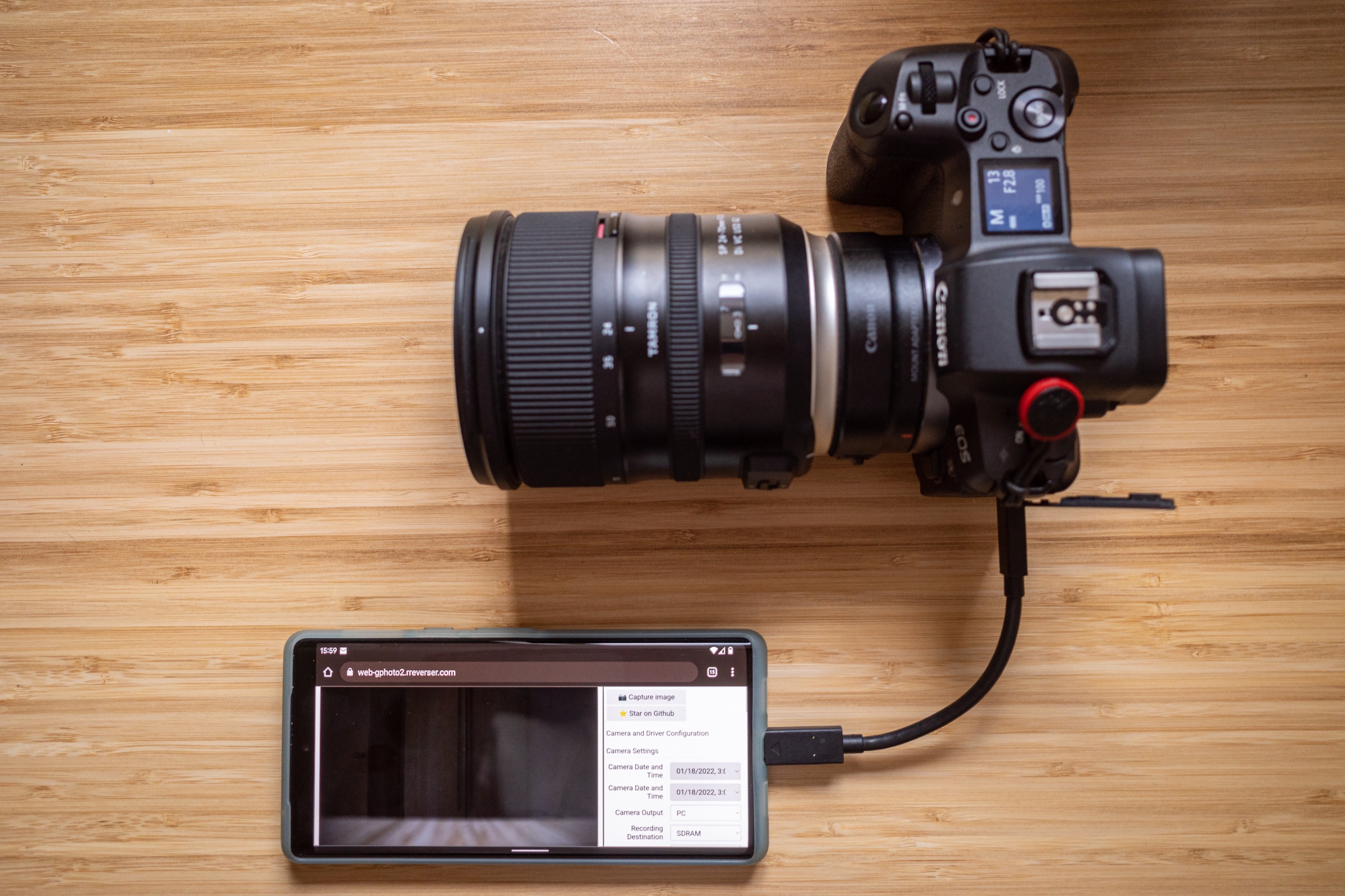 Smartphone Android conectado a uma câmera Canon por um cabo USB-C.