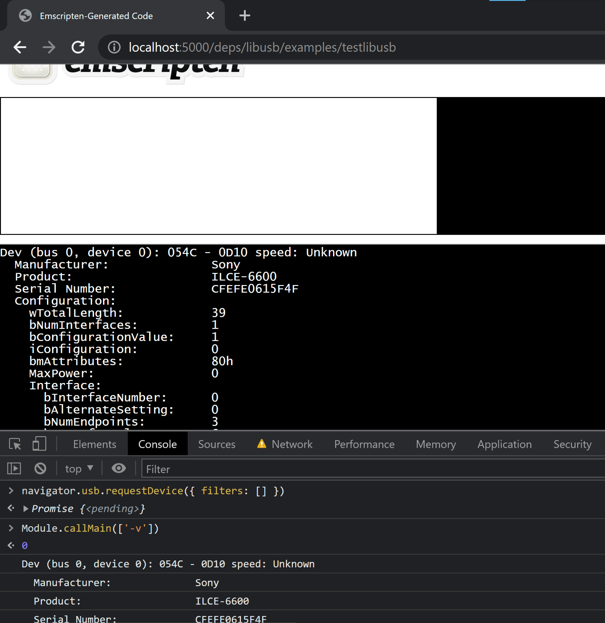 Zrzut ekranu z kolejną czynnością, w której nadal otwarte są Narzędzia deweloperskie. Po wybraniu urządzenia konsola zinterpretowała nowy wyrażenie `Module.callMain(['-v'])`, które uruchomiło aplikację `testlibusb` w trybie szczegółowym. Wyjście zawiera różne szczegółowe informacje o poprzednio podłączonej kamerze USB: producent Sony, model ILCE-6600, numer seryjny, konfigurację itp.