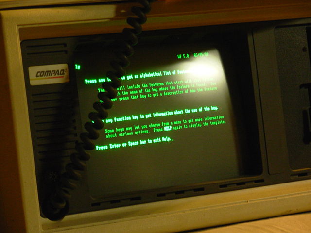 黒い背景に緑色のテキストが表示された、90 年代以前の古いコンピュータ。