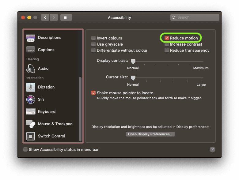 macOS की सेटिंग स्क्रीन में 'हलचल कम करें' चेकबॉक्स को चुना गया है.