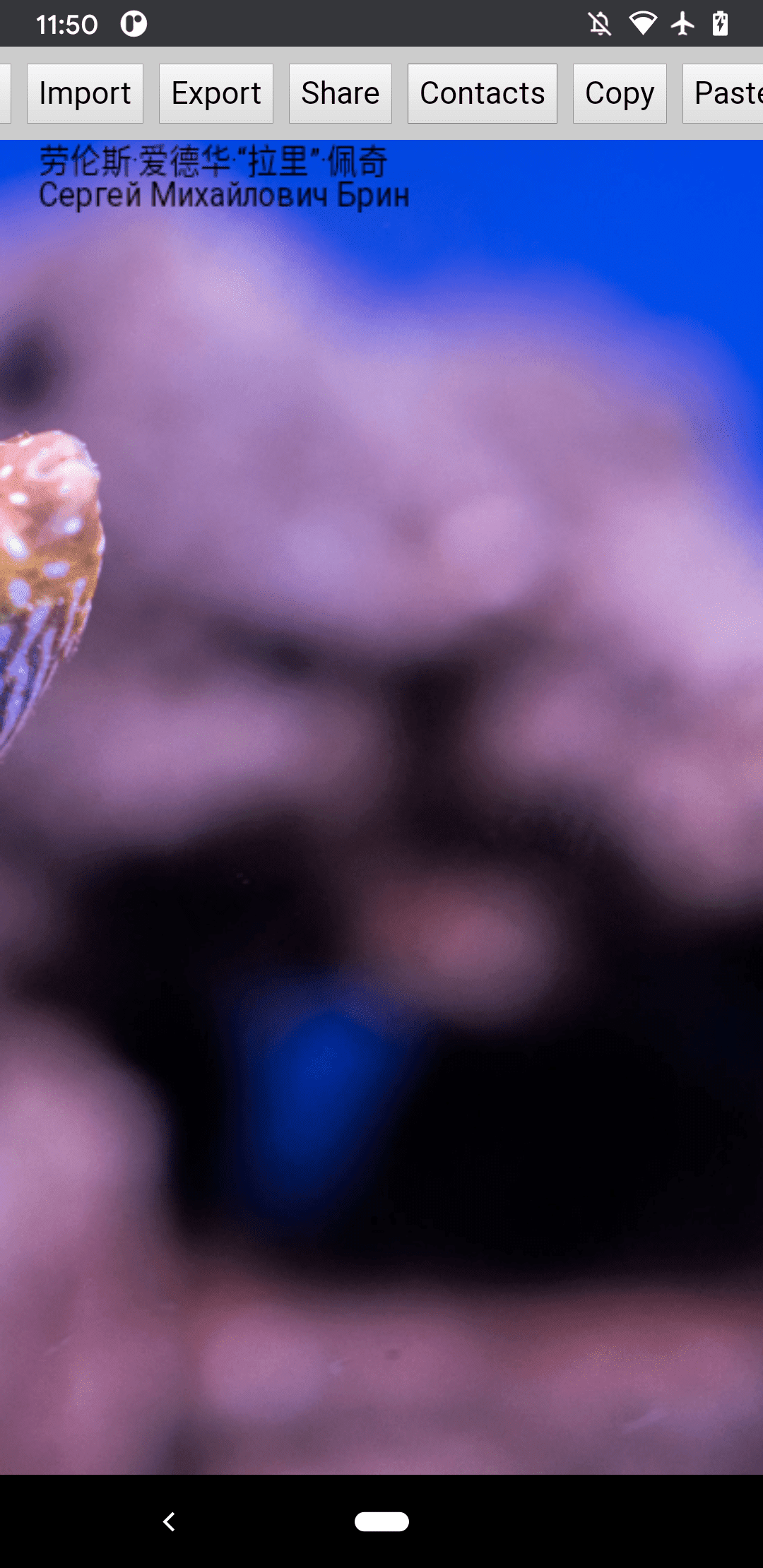 Nama dua kontak yang sebelumnya dipilih dan digambar di kartu ucapan.