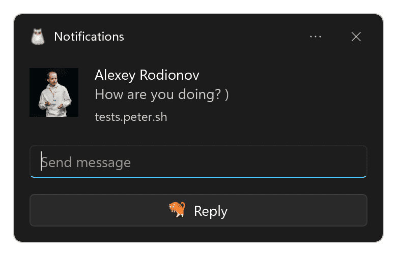 Windows 通知，內含文字輸入欄位和回覆動作按鈕。