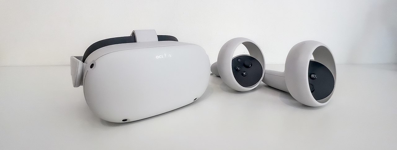 コントローラを搭載した Oculus Quest 2 デバイス。