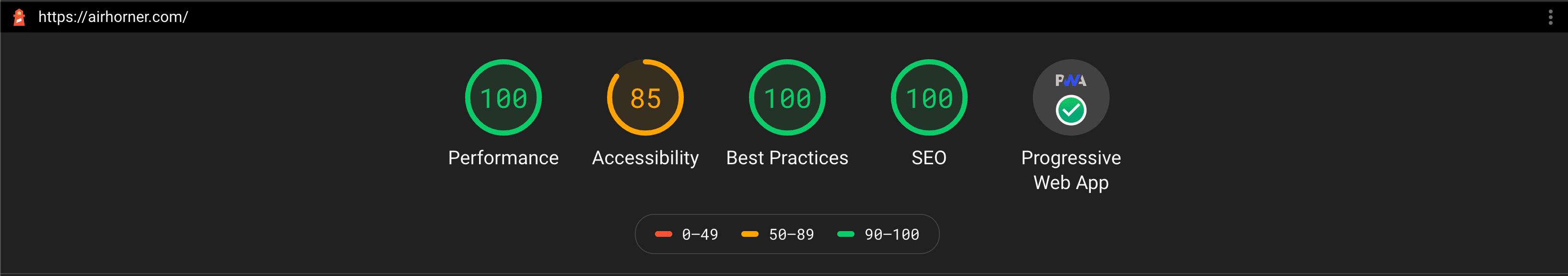 PWA rozeti ve 100 performans puanıyla AirHorn&#39;un Lighthouse puanını gösteren ekran görüntüsü.