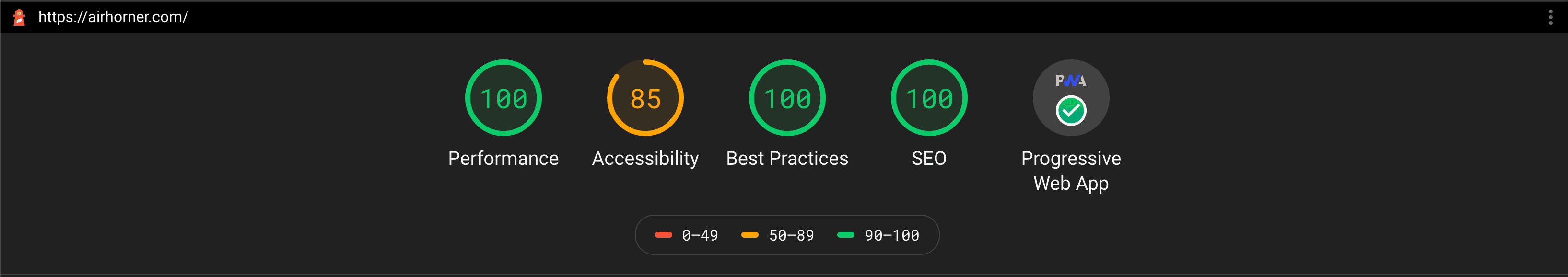 螢幕截圖：顯示 AirHorn 的 Lighthouse 分數，以及 PWA 徽章和 100 分的效能分數。