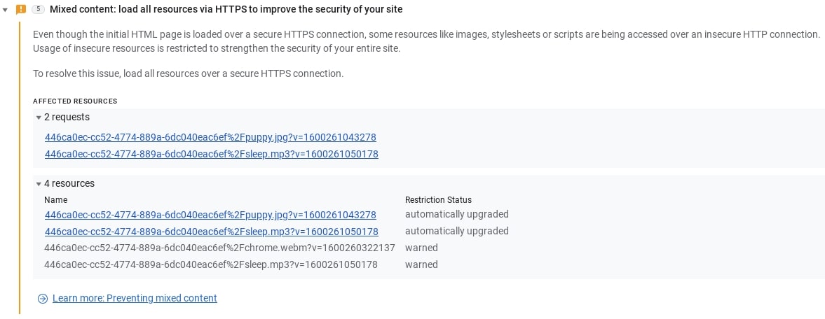 La pestaña Problemas de Herramientas para desarrolladores de Chrome muestra información detallada sobre el problema específico de contenido mixto y cómo solucionarlo.