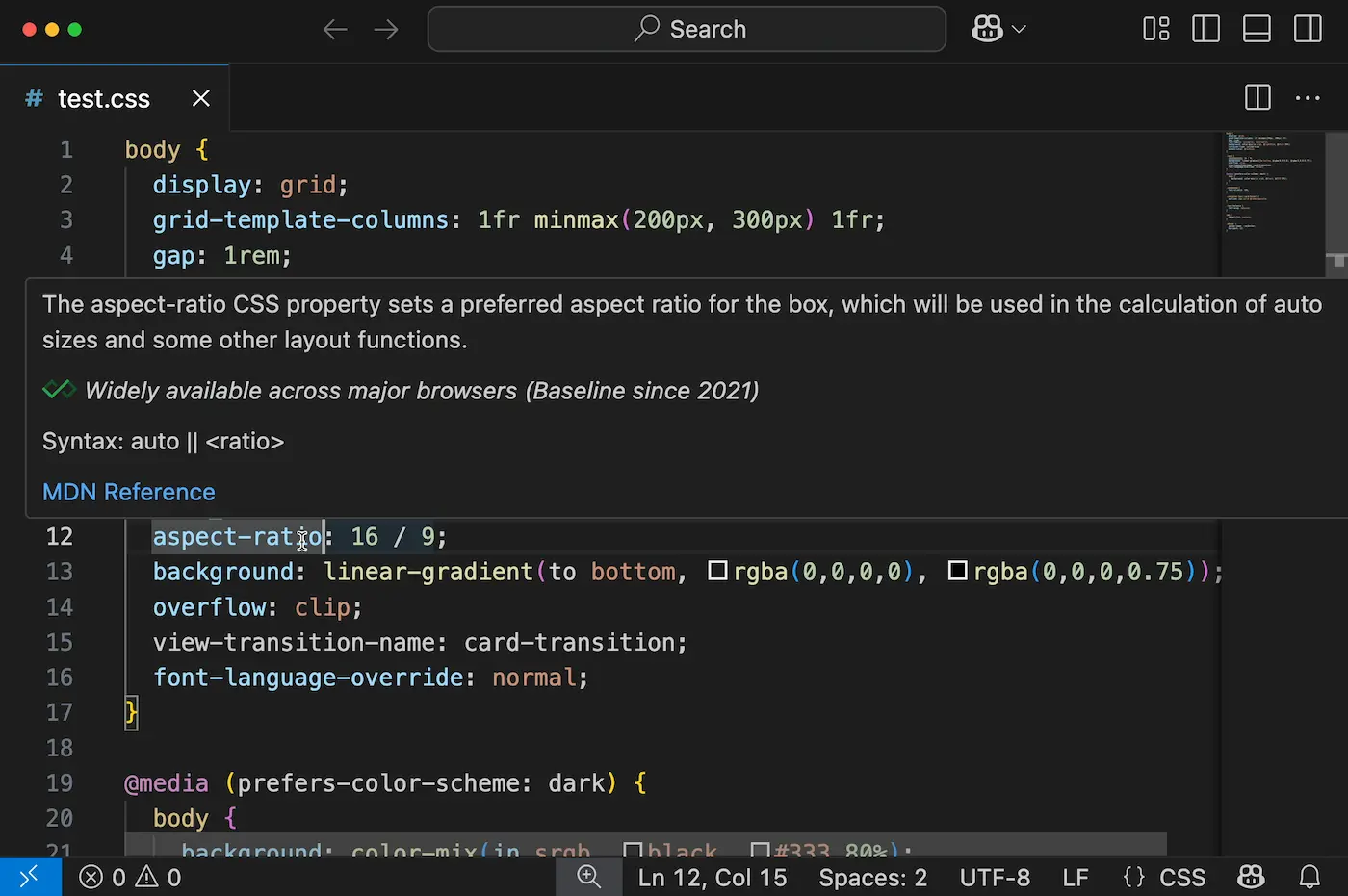 Survol de la propriété CSS "aspect-ratio" dans la dernière version de VS Code, avec la compatibilité du navigateur exprimée en termes de référence : largement disponible dans les principaux navigateurs (référence depuis 2021)