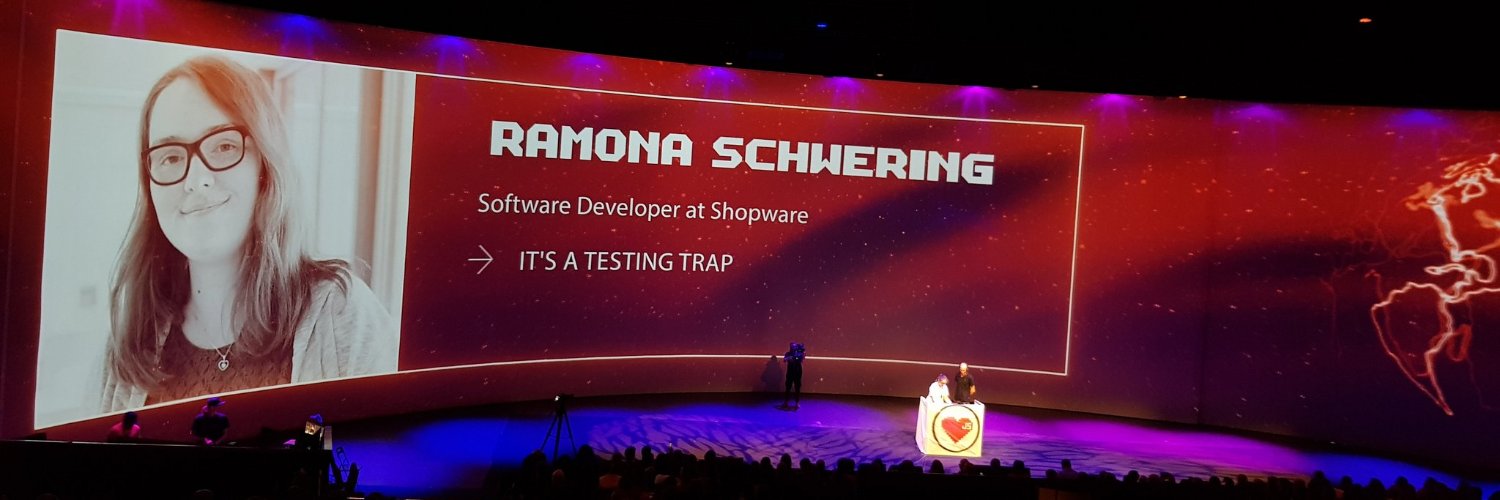 Ramona Schwering 在阿姆斯特丹 VueJS 工作时。