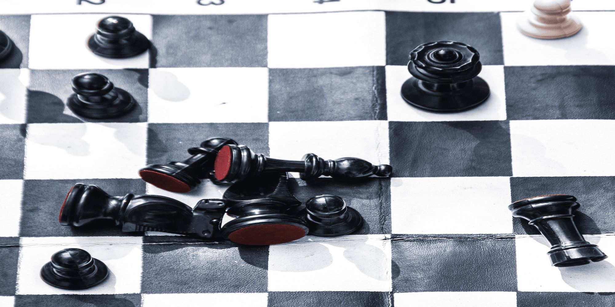 Foto estirada de un tablero de ajedrez