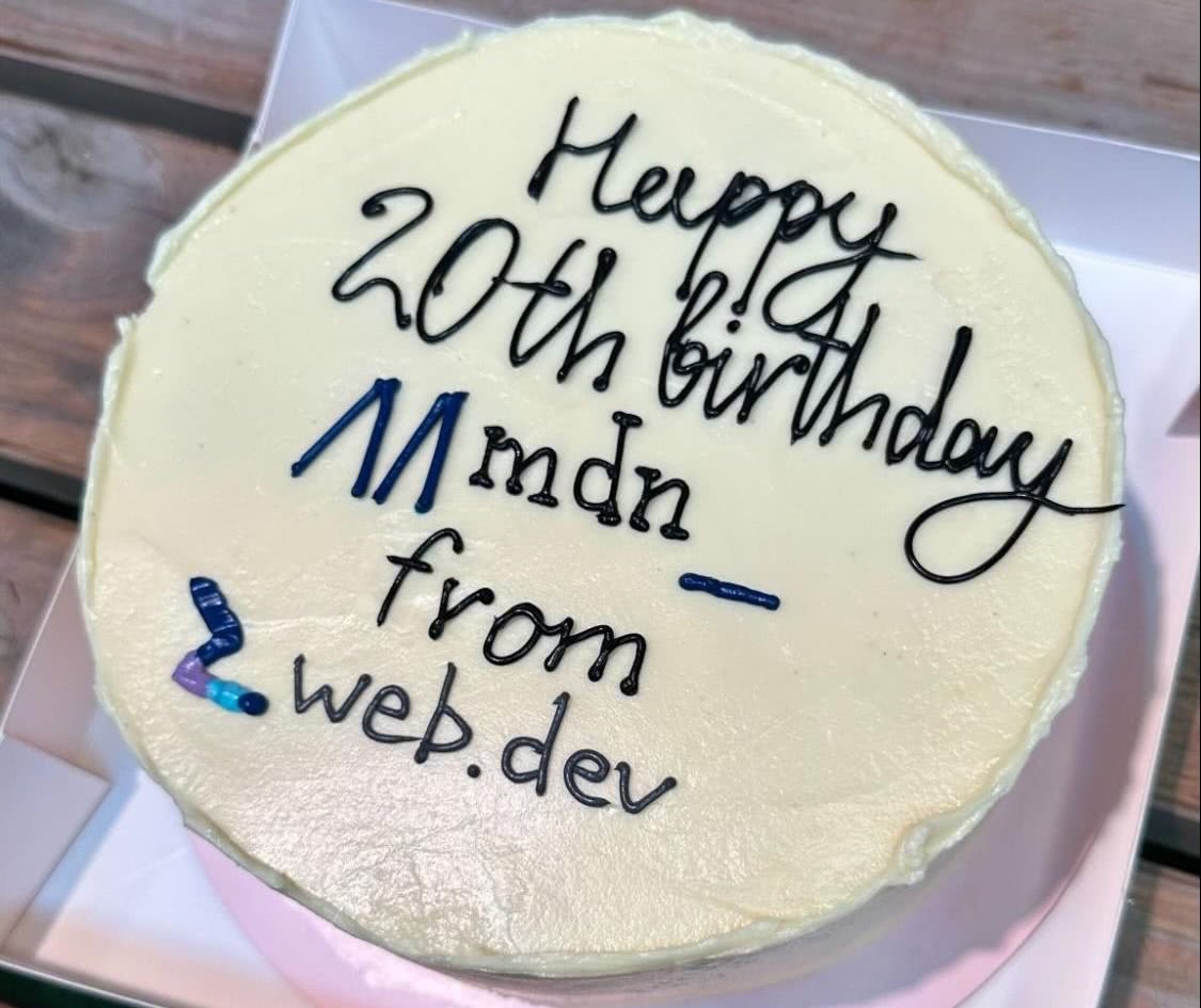 アイシングで「Happy 20th birthday MDN from web.dev」と書かれたケーキ。
