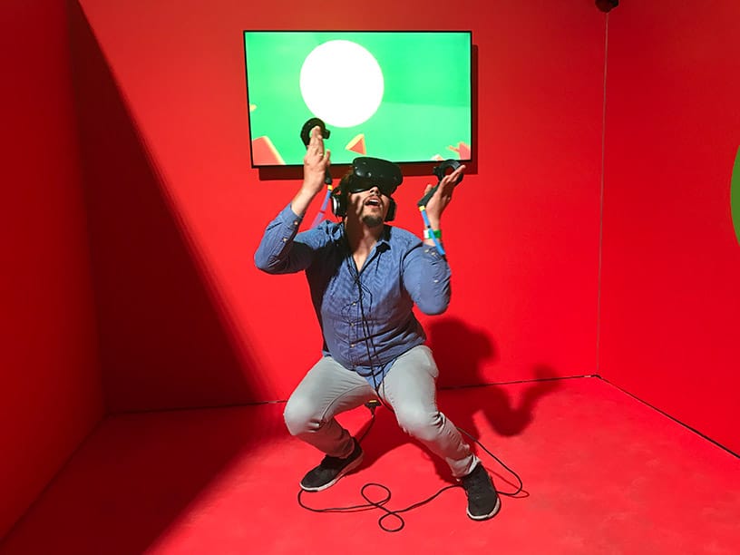 Alguien que se graba en Dance Tonite. La pantalla detrás de él muestra lo que ve en sus auriculares.