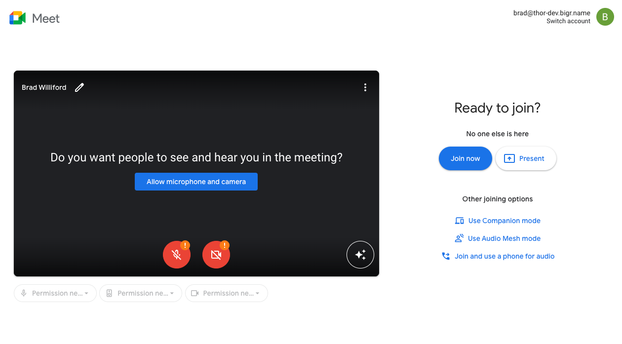 แอป Google Meet ในการประชุมที่ดำเนินอยู่ซึ่งผู้ใช้เข้าร่วมโดยไม่อนุญาตให้เข้าถึงกล้องและไมโครโฟน ปุ่มตรงกลางจะมีตัวเลือกให้ผู้ใช้อนุญาตการเข้าถึงทั้ง 2 รายการ