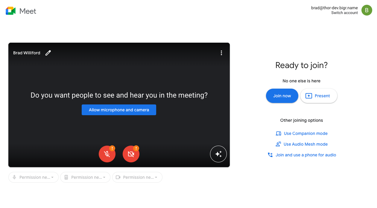 L&#39;app Google Meet in una riunione in corso a cui l&#39;utente ha partecipato senza consentire l&#39;accesso alla videocamera e al microfono. Un pulsante al centro offre all&#39;utente la possibilità di consentire l&#39;accesso a entrambi.