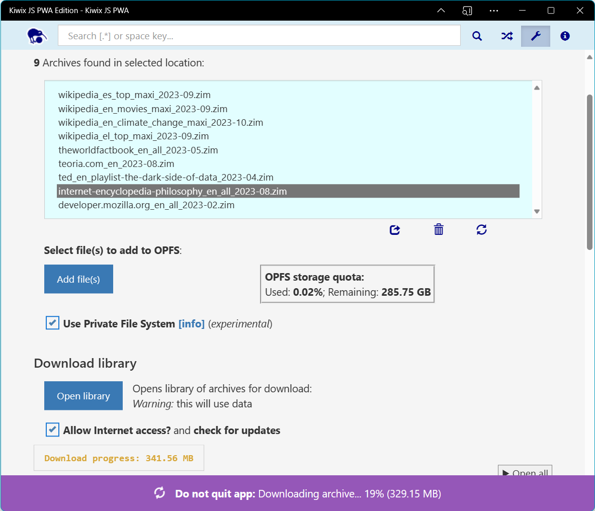 Interfaz de usuario de Kiwix con una barra en la parte inferior que le advierte al usuario que no cierre la aplicación y muestra el progreso de la descarga del archivo .zim.