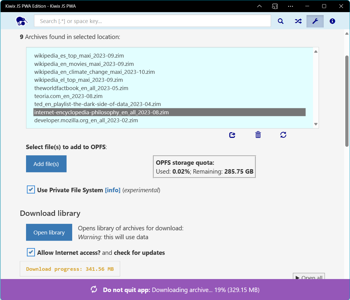 Interface utilisateur de Kiwix avec une barre en bas indiquant à l&#39;utilisateur de ne pas quitter l&#39;application et indiquant la progression du téléchargement de l&#39;archive .zim