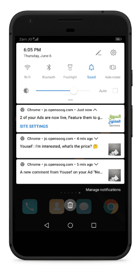 Smartphone affichant des notifications OpenSooq.