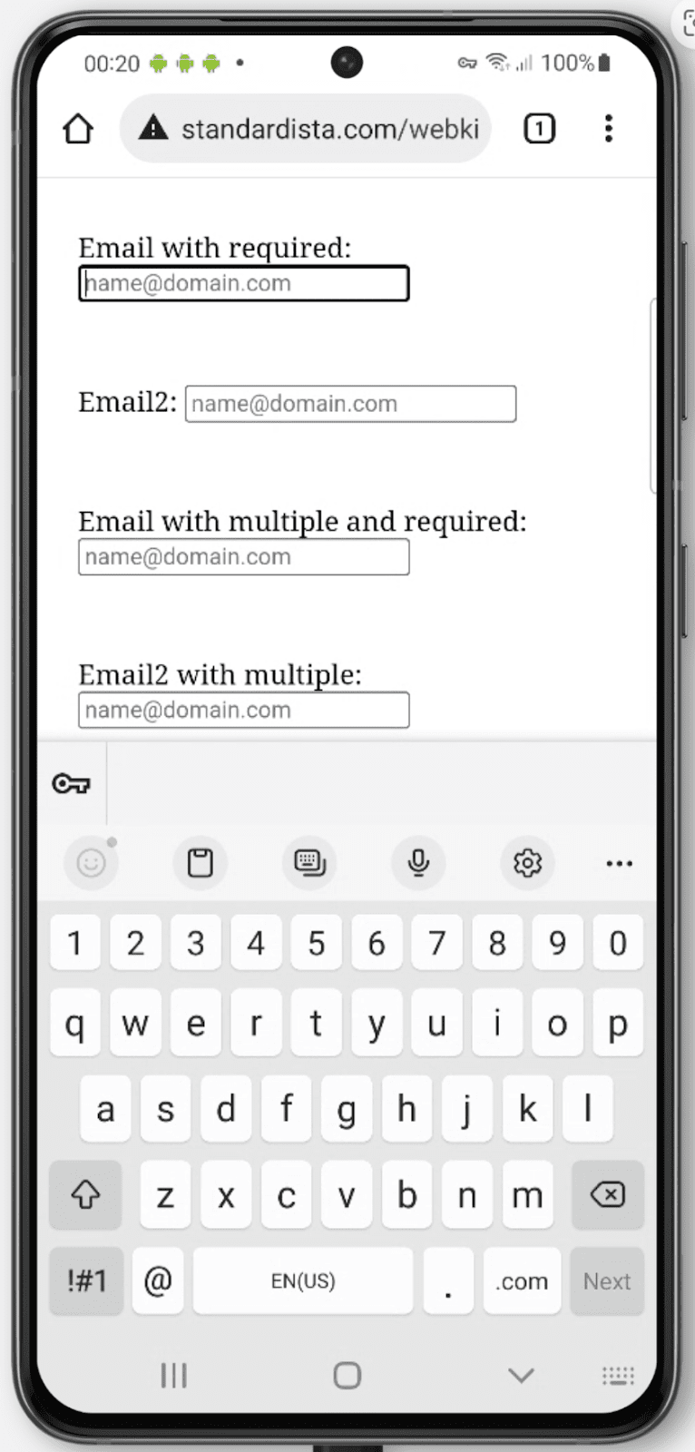 input type=email が表示されている Android キーボード。