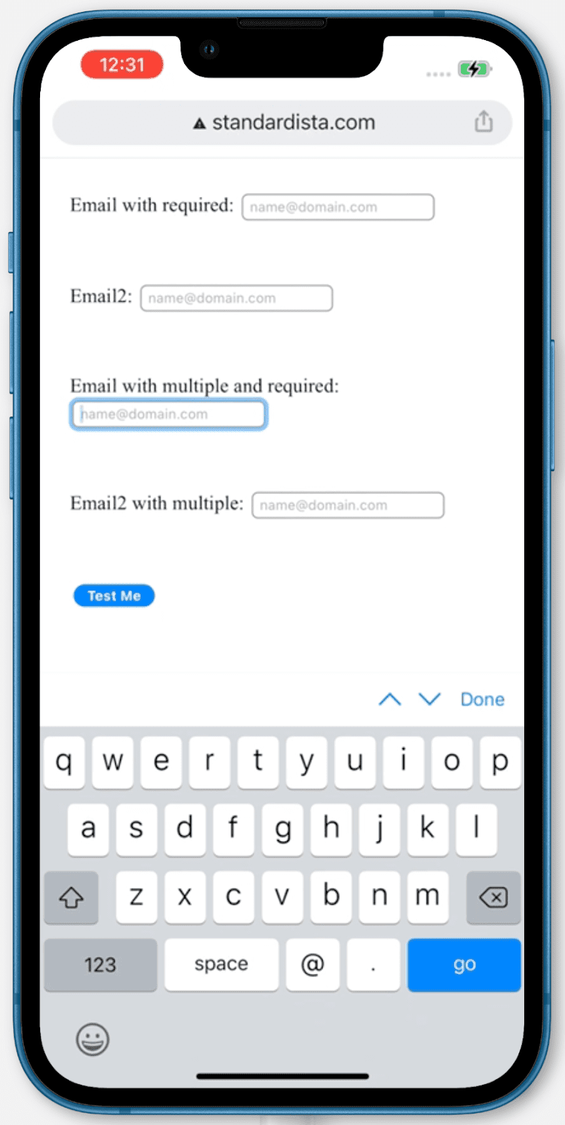 input type=email が表示されている iPhone のキーボード。